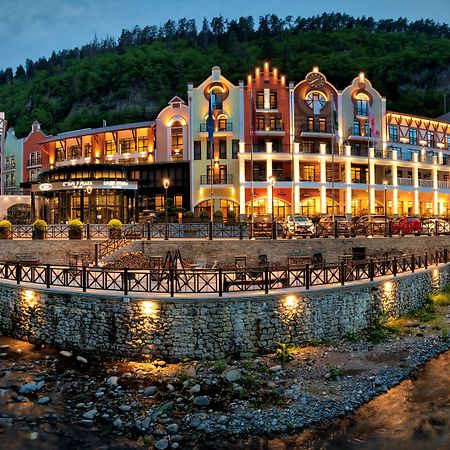 Crowne Plaza - Borjomi By Ihg Hotel Exterior photo The complex at night