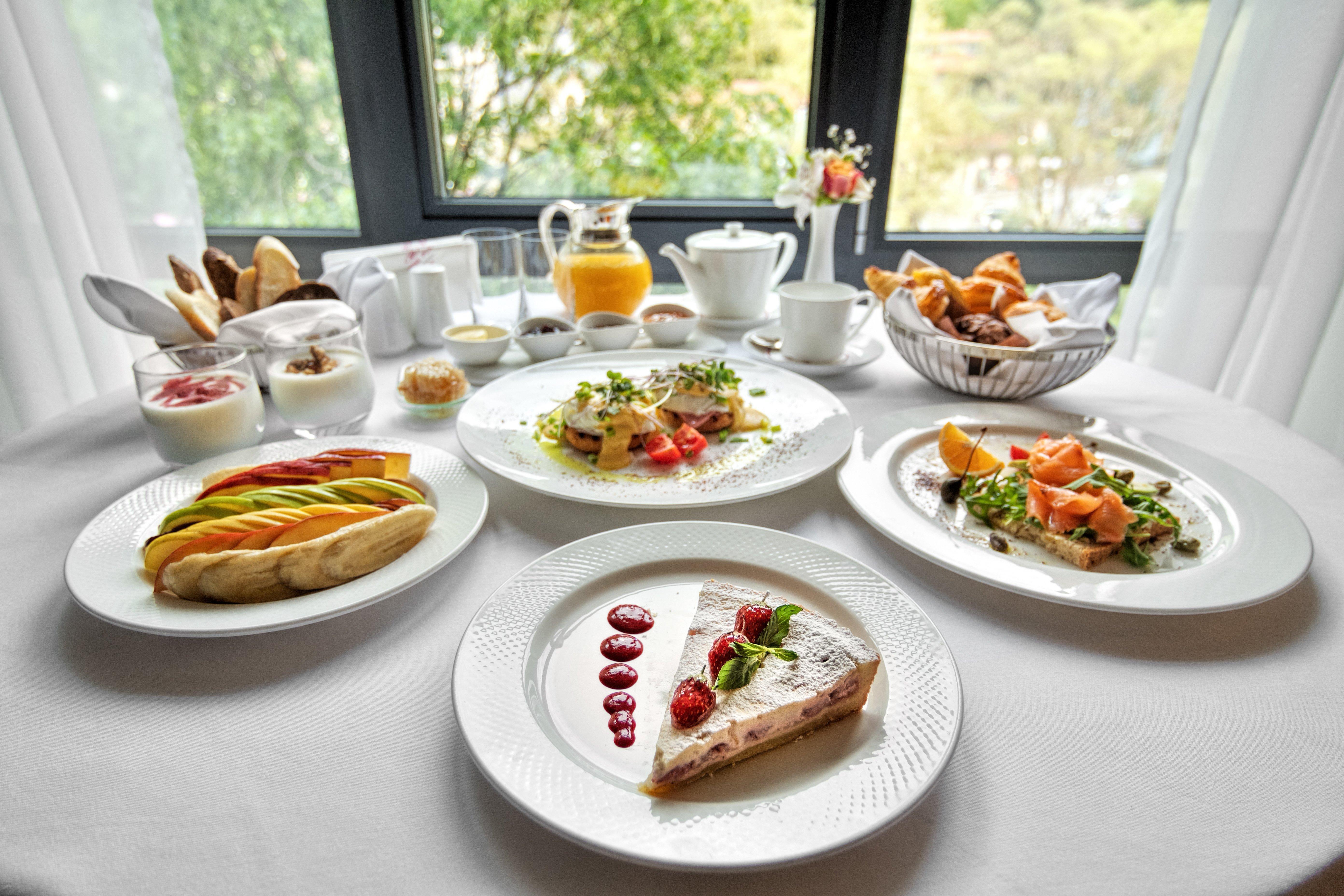 Crowne Plaza - Borjomi By Ihg Hotel Exterior photo A breakfast buffet