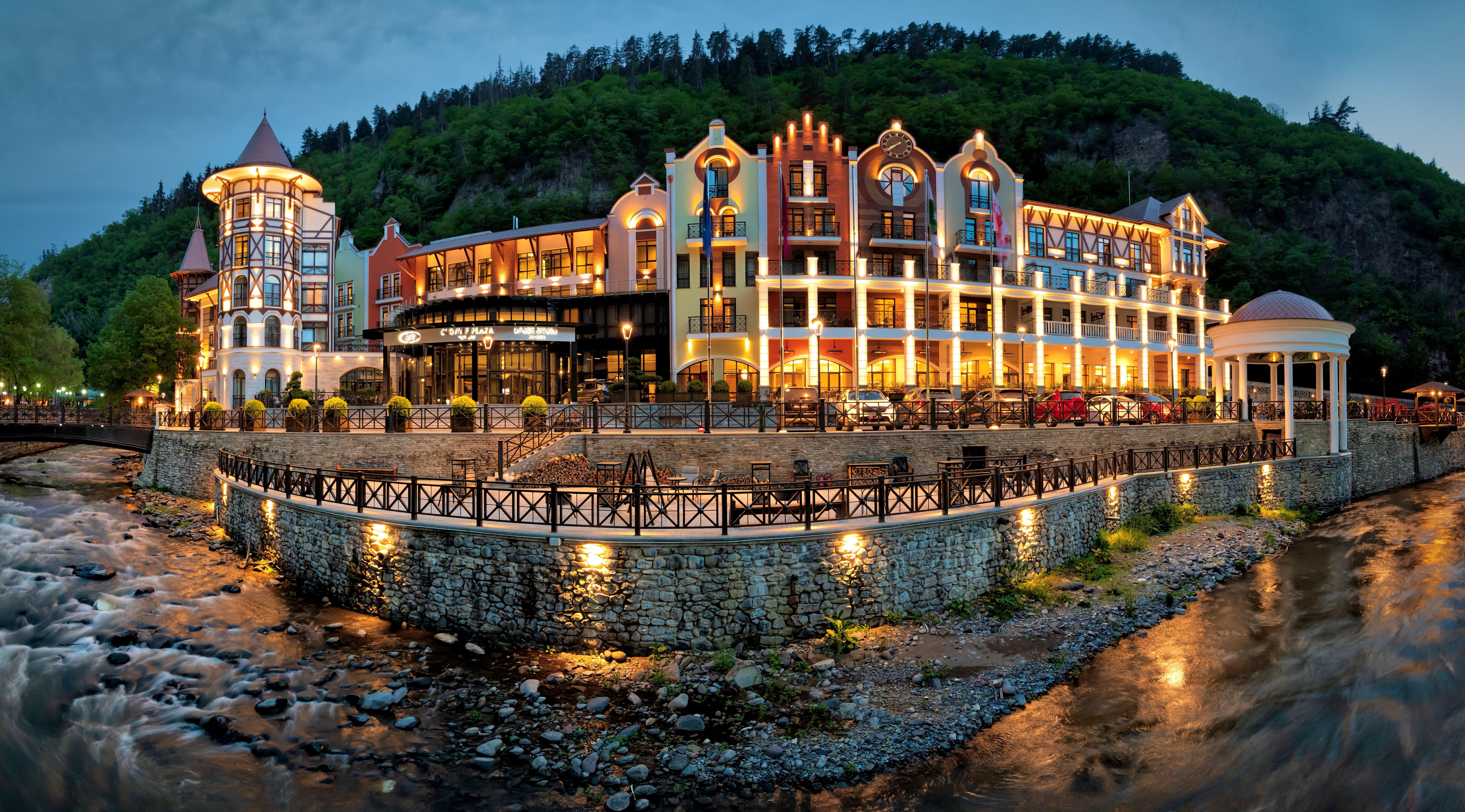 Crowne Plaza - Borjomi By Ihg Hotel Exterior photo The complex at night